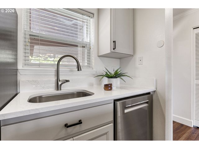 1033 Sw GIBBS St 105, Portland, OR 97239