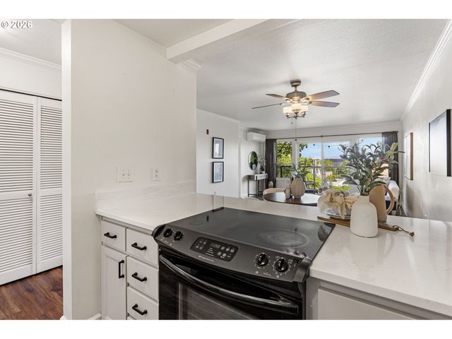 1033 Sw GIBBS St 105, Portland, OR 97239