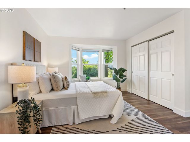1033 Sw GIBBS St 105, Portland, OR 97239