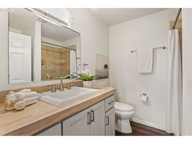 1033 Sw GIBBS St 105, Portland, OR 97239