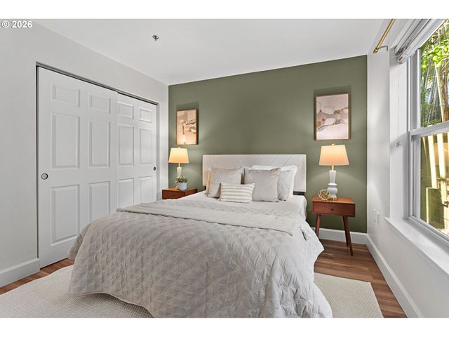 1033 Sw GIBBS St 105, Portland, OR 97239