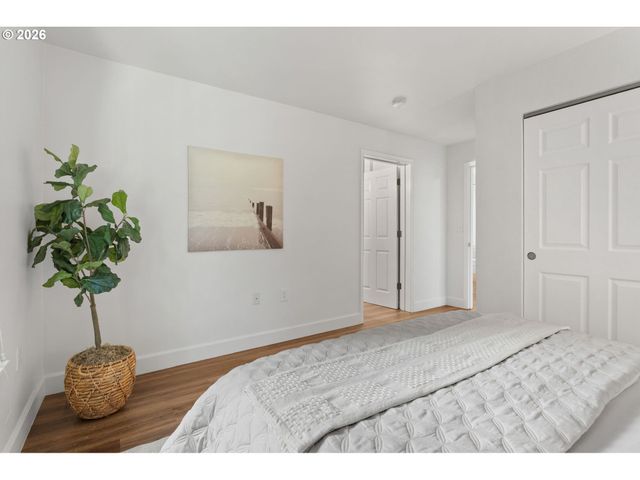 1033 Sw GIBBS St 105, Portland, OR 97239