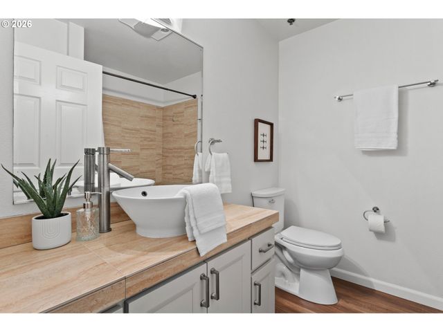 1033 Sw GIBBS St 105, Portland, OR 97239