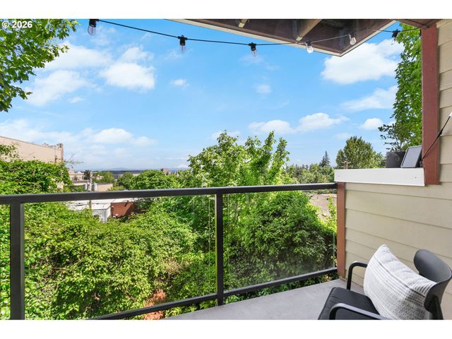 1033 Sw GIBBS St 105, Portland, OR 97239