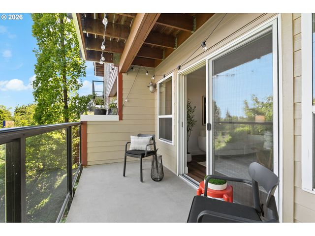 1033 Sw GIBBS St 105, Portland, OR 97239