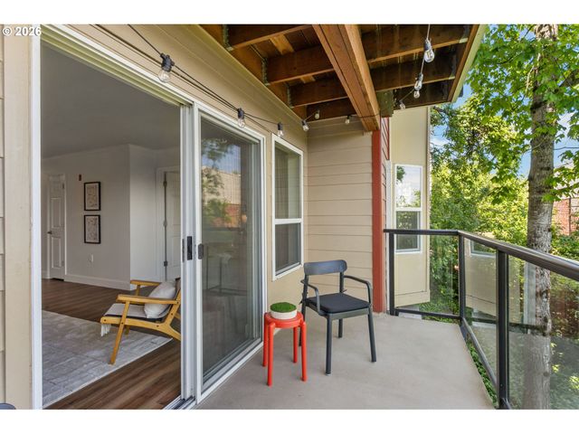 1033 Sw GIBBS St 105, Portland, OR 97239
