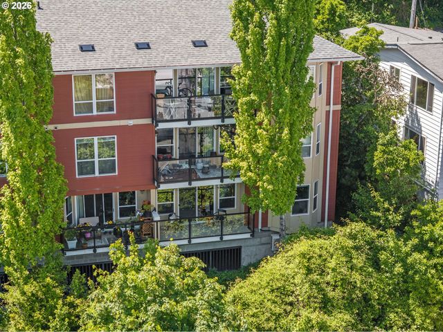 1033 Sw GIBBS St 105, Portland, OR 97239