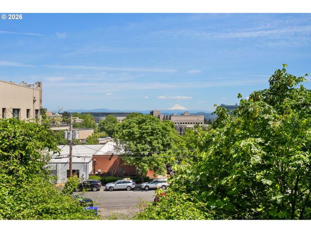 1033 Sw GIBBS St 105, Portland, OR 97239