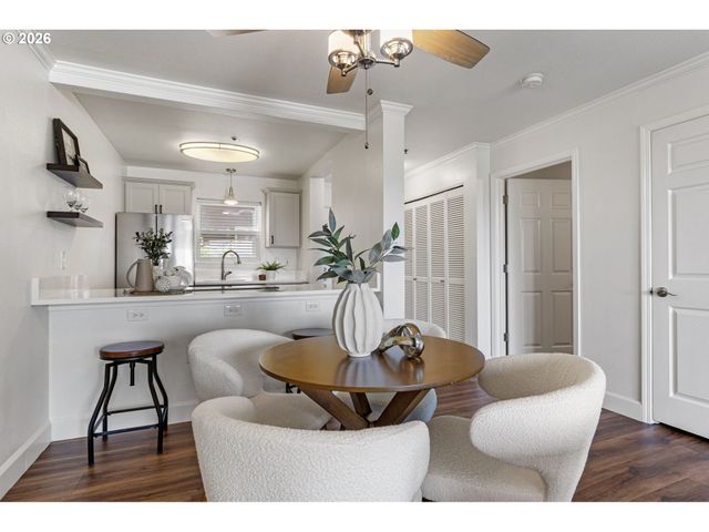 1033 Sw GIBBS St 105, Portland, OR 97239