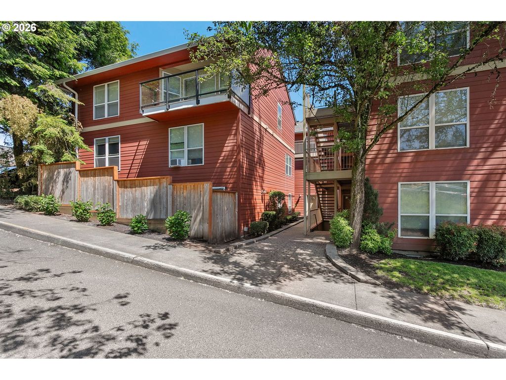 1033 Sw GIBBS St 105, Portland, OR 97239