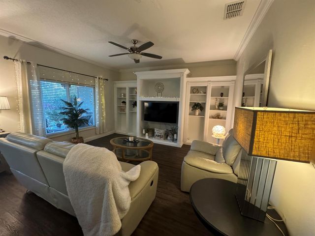 672 NE Bent Paddle Lane, Port St Lucie, FL 34983