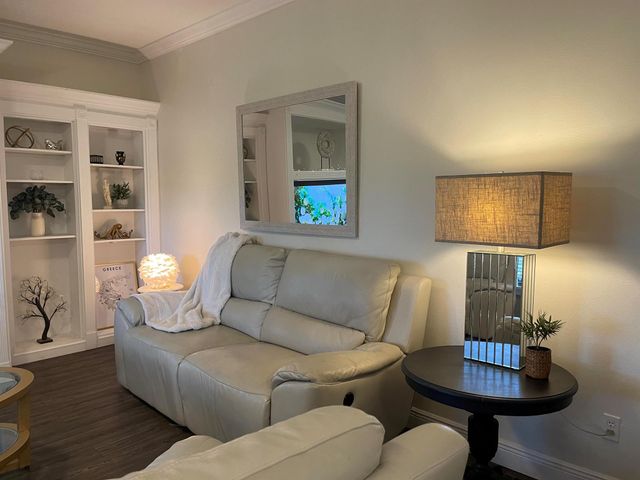672 NE Bent Paddle Lane, Port St Lucie, FL 34983