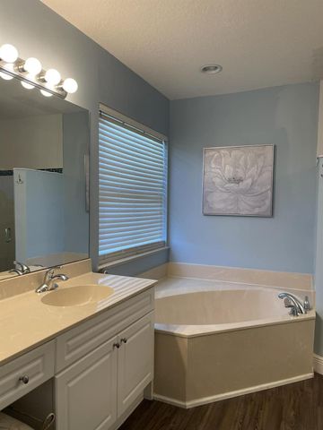 672 NE Bent Paddle Lane, Port St Lucie, FL 34983