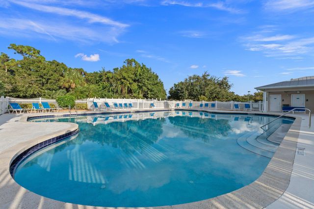 672 NE Bent Paddle Lane, Port St Lucie, FL 34983