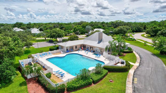 672 NE Bent Paddle Lane, Port St Lucie, FL 34983