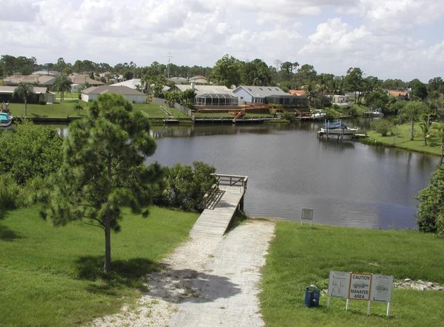 672 NE Bent Paddle Lane, Port St Lucie, FL 34983