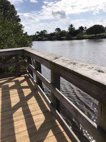 672 NE Bent Paddle Lane, Port St Lucie, FL 34983