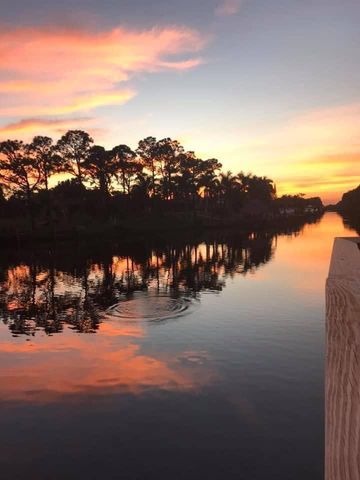 672 NE Bent Paddle Lane, Port St Lucie, FL 34983
