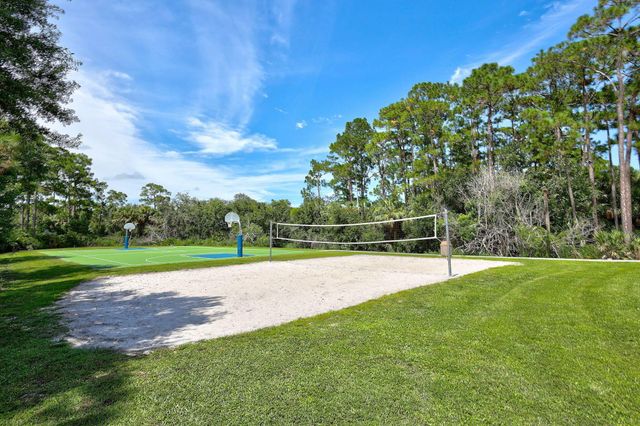 672 NE Bent Paddle Lane, Port St Lucie, FL 34983
