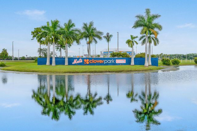 672 NE Bent Paddle Lane, Port St Lucie, FL 34983
