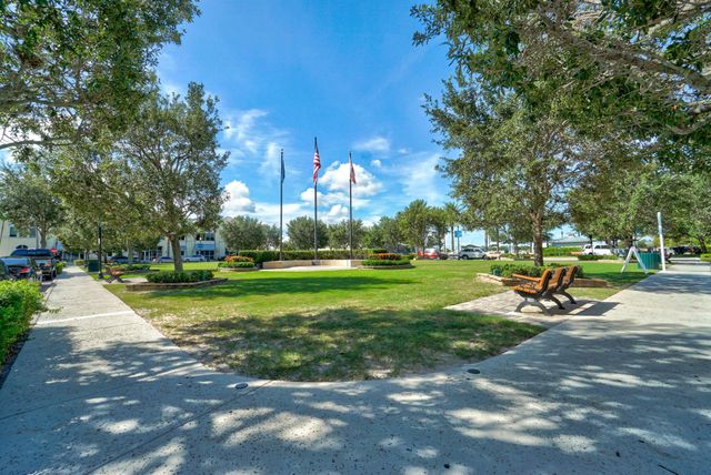 672 NE Bent Paddle Lane, Port St Lucie, FL 34983