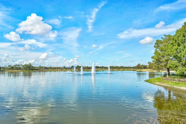 672 NE Bent Paddle Lane, Port St Lucie, FL 34983