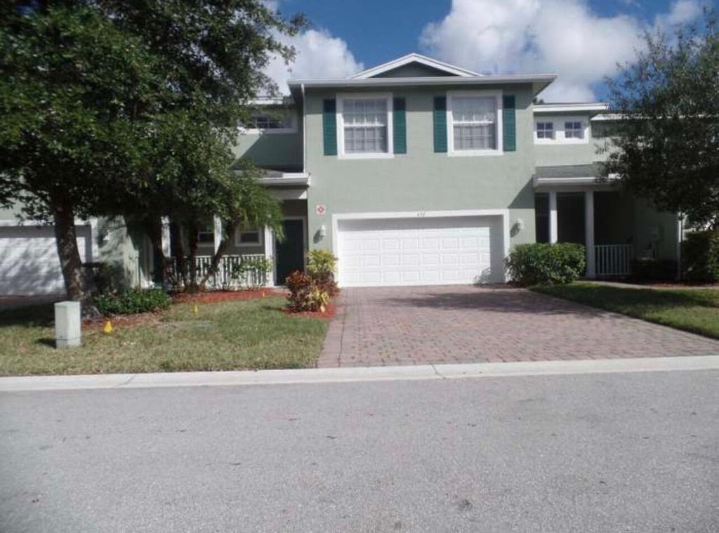 672 NE Bent Paddle Lane, Port St Lucie, FL 34983