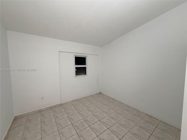 927 NE 199th St 206, Miami, FL 33179