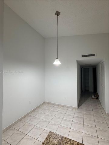 927 NE 199th St 206, Miami, FL 33179