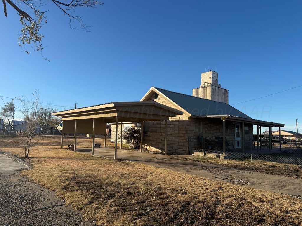 204 Ave L, Sunray, TX 79086