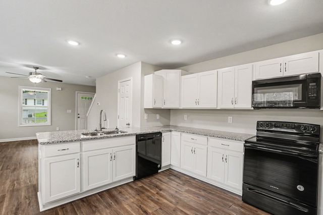 906 E Happy Hollow Dr, Clarksville, TN 37040