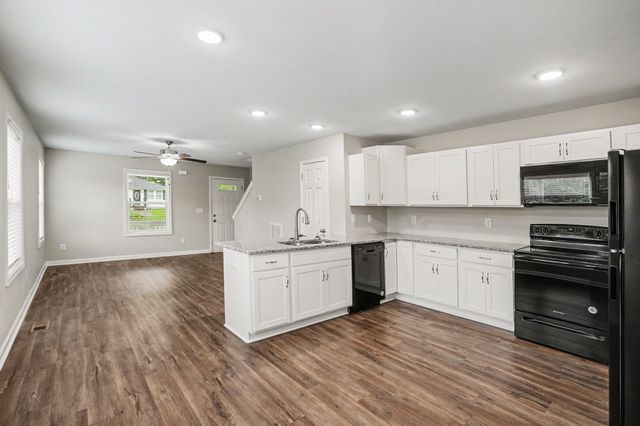 906 E Happy Hollow Dr, Clarksville, TN 37040