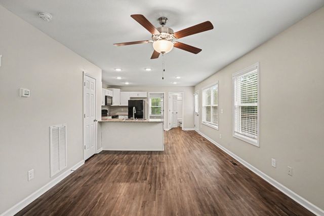 906 E Happy Hollow Dr, Clarksville, TN 37040