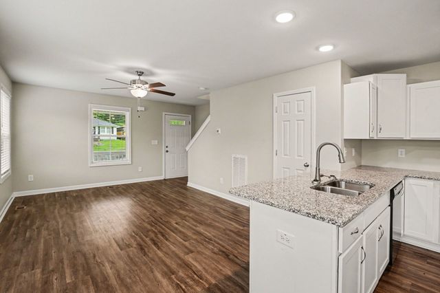 906 E Happy Hollow Dr, Clarksville, TN 37040