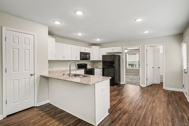 906 E Happy Hollow Dr, Clarksville, TN 37040