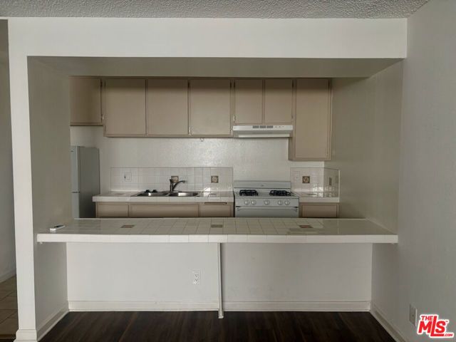 5418 Hermitage Avenue 103, Los Angeles, CA 91607