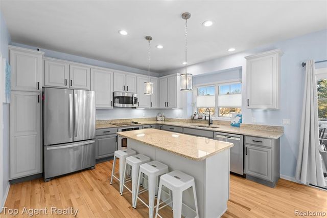 668 Berridge Circle, Lake Orion, MI 48360