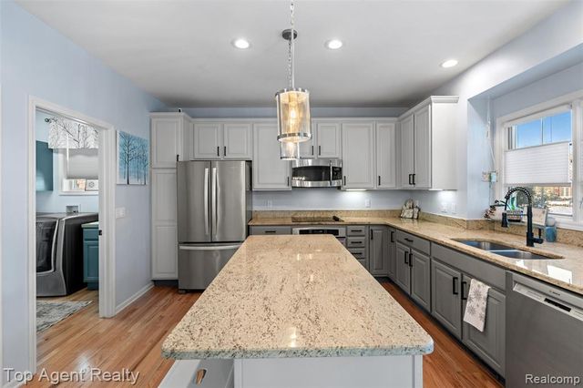 668 Berridge Circle, Lake Orion, MI 48360