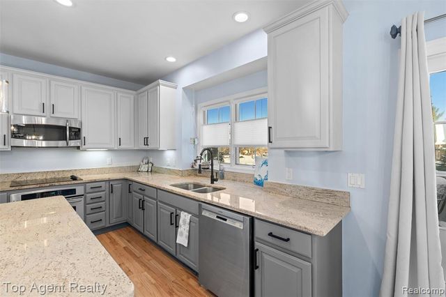 668 Berridge Circle, Lake Orion, MI 48360