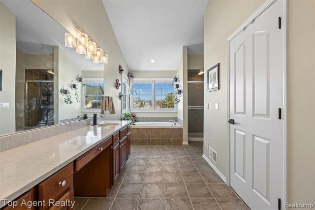 668 Berridge Circle, Lake Orion, MI 48360