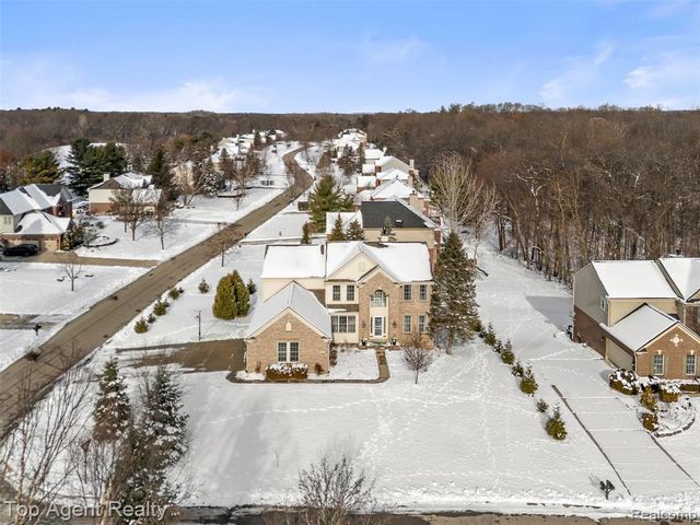 668 Berridge Circle, Lake Orion, MI 48360