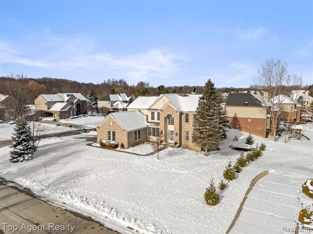 668 Berridge Circle, Lake Orion, MI 48360