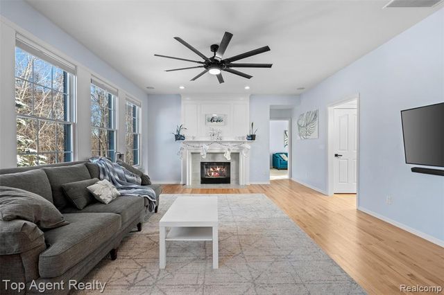 668 Berridge Circle, Lake Orion, MI 48360