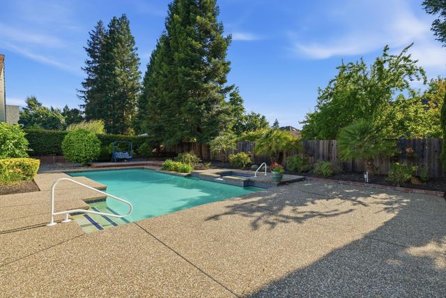 1304 Ridgecrest Way, Roseville, CA 95661