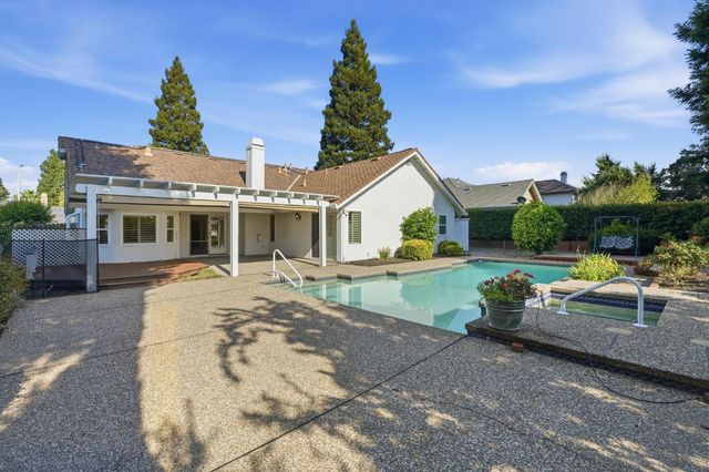 1304 Ridgecrest Way, Roseville, CA 95661