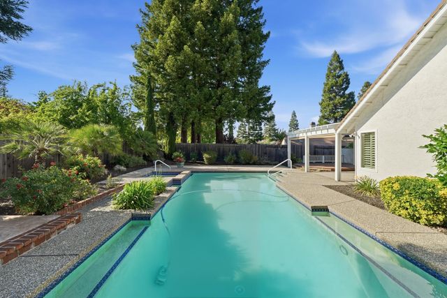 1304 Ridgecrest Way, Roseville, CA 95661