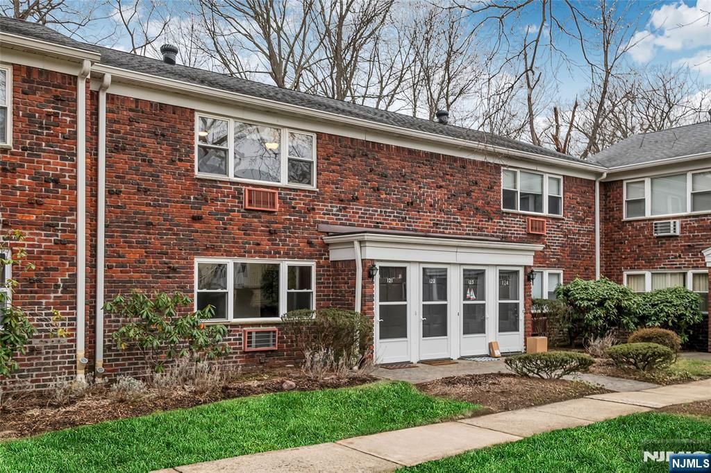121 Regency Park, Ramsey, NJ 07446