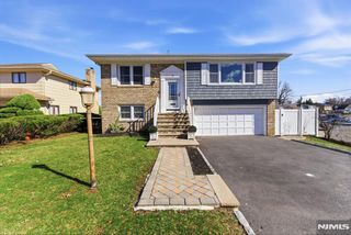 22 Elizabeth Court, Bloomfield, NJ 07003