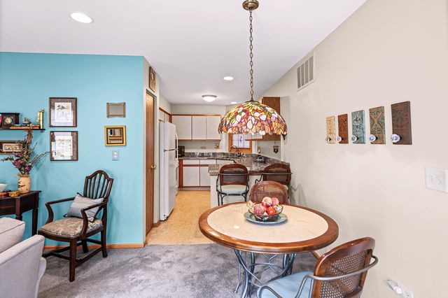 1984 N STILLWATER Road, Arlington Heights, IL 60004