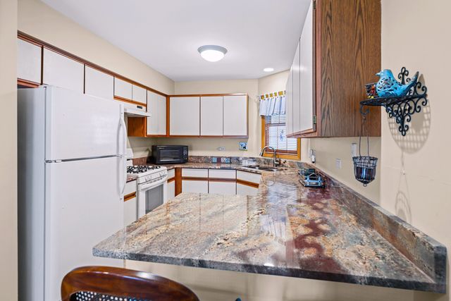 1984 N STILLWATER Road, Arlington Heights, IL 60004